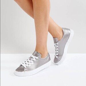 Schutz Ofelia Metallic silver sneakers sz 6 NWT